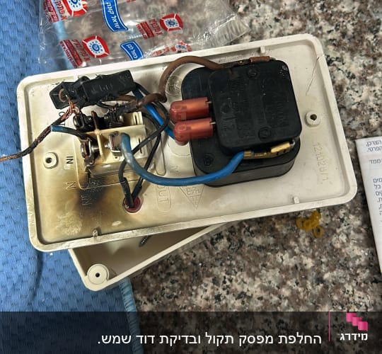חלקי חשמל של דוד שמש עם חוטים חשופים ומחברים